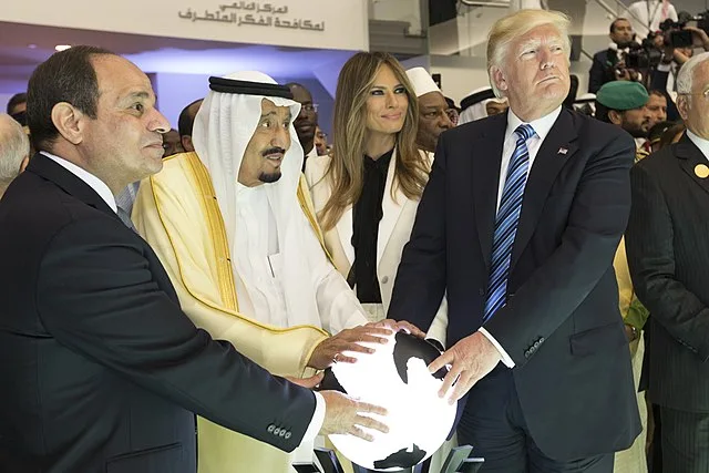 640px-Abdel_Fattah_el-Sisi_King_Salman_of_Saudi_Arabia_Melania_Trump_and_Donald_Trump_May_2017