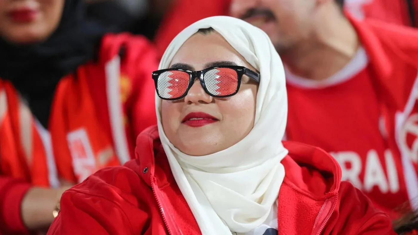 مشجعة بحرينية تنتظر بداية مباراة كأس الخليج العربي بين البحرين والسعودية في إستاد خليفة الدولي بالعاصمة القطرية الدوحة عام 2019